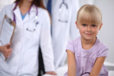 kleines Mädchen beim Arzt